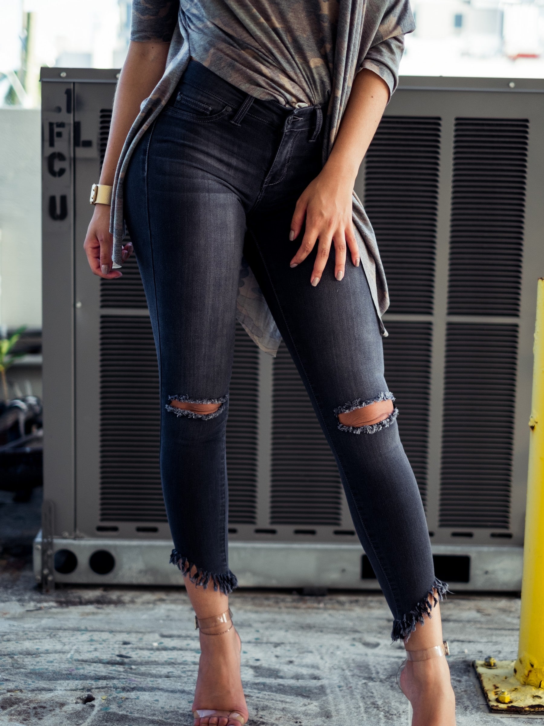 Ripped Knee Frayed Ankle Length Skinny Jeans